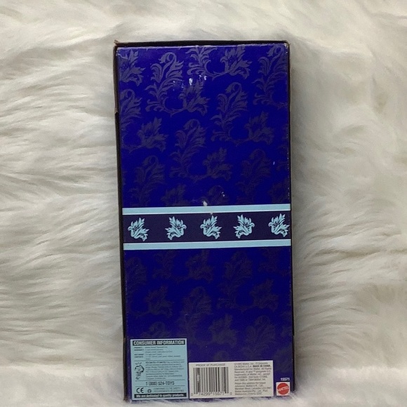 NRFB Vintage 1995 AVON ~ Winter Velvet Barbie Doll ❄️ - Picture 8 of 12